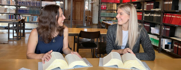 Rechtsreferendarinnen in der Bibliothek Rechtsreferendarinnen in der Bibliothek